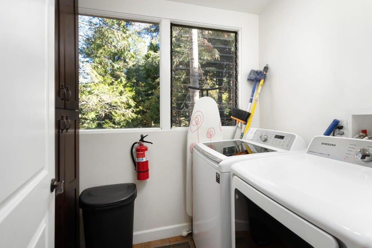 Snowflower Cabin Modern Luxe, 2 Level, 1500 Sqft, Ac, View, Dogs, Walk To Village Lake Arrowhead Exterior photo